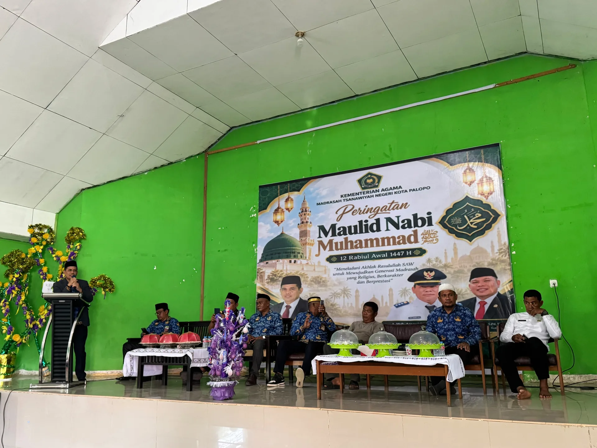 Hadiri Maulid Nabi Di MTSN Kota Palopo, Kakan Kemenag Ajak Ribuan Siswa Teladani Rasulullah Sebagai Pembawa Cahaya