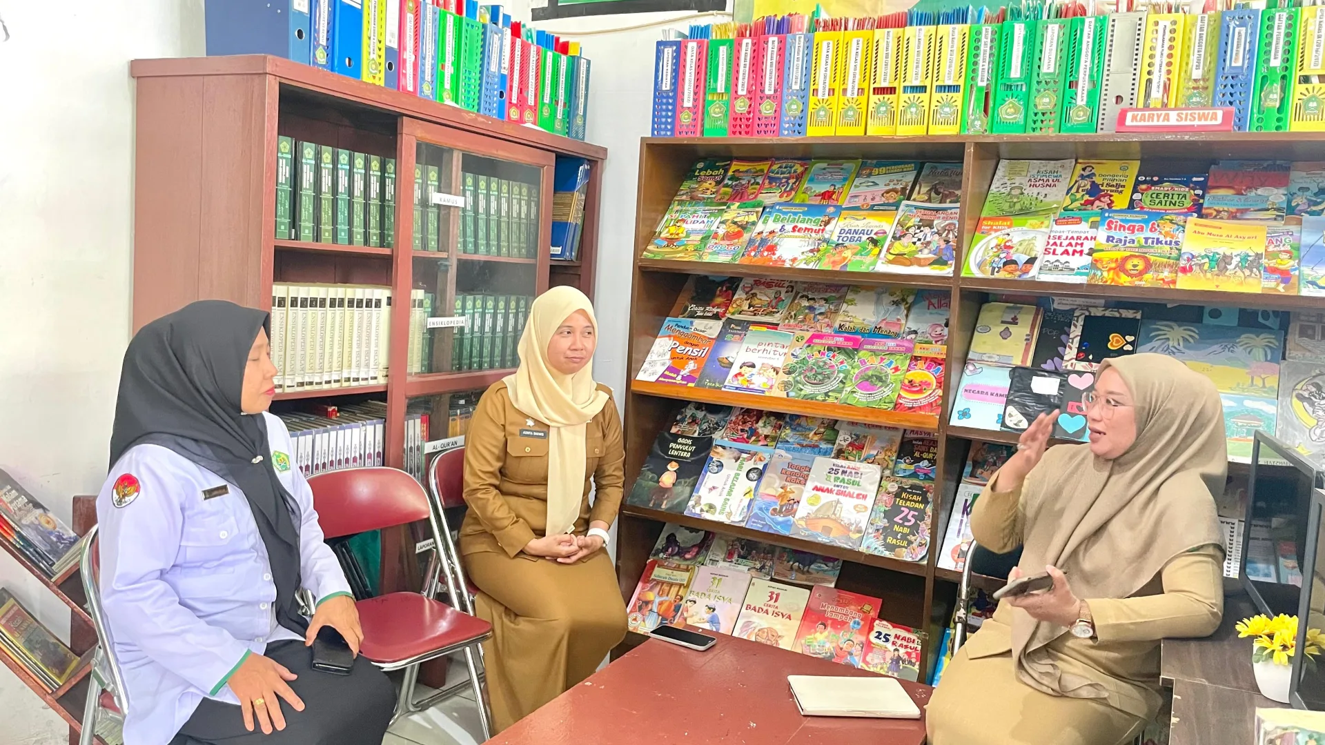 Jelang Akreditasi Tingkat Propinsi Sulsel, Perpustakaan MTSN Kota Palopo Matangkan Persiapan Bersama Kadis Perpustakaan Palopo
